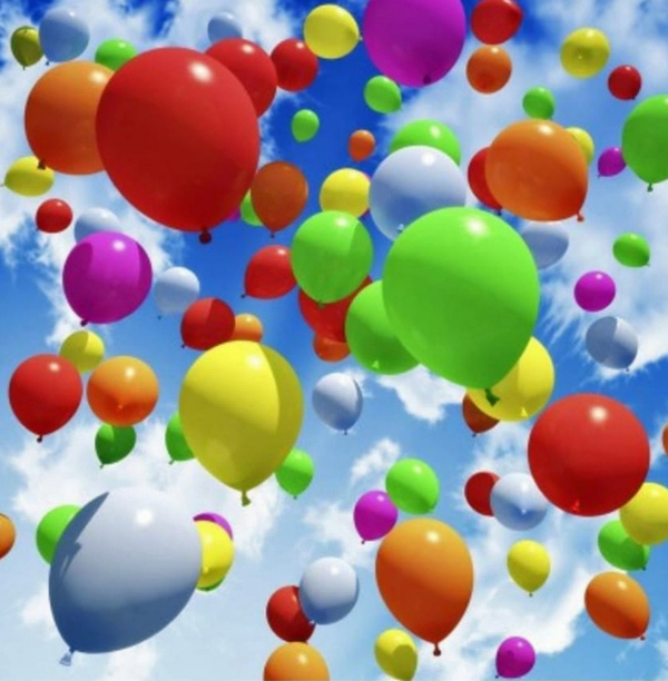 Visuel de ballons dans le ciel pour illustrer le "Yog'anniversaire" pour les enfants