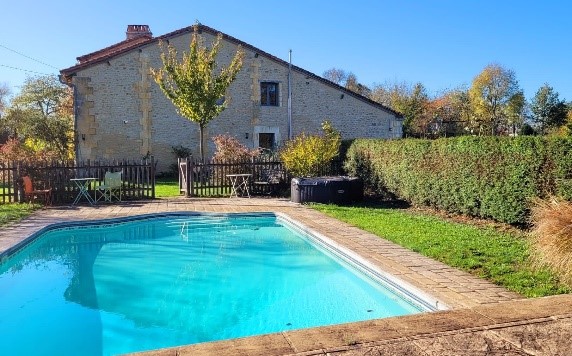 Le yoga de Fanny - Retraite Yoga Detox - Cours de Yoga - Mareuil en Périgord - Piscine