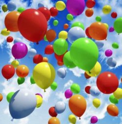 Visuel de ballons dans le ciel pour illustrer le "Yog'anniversaire" pour les enfants