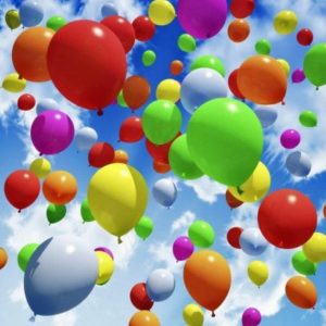 Visuel de ballons dans le ciel pour illustrer le "Yog'anniversaire" pour les enfants