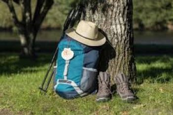 Visuel d'un sac à dos illustrant le séjour yoga et marche sur le chemin de Compostelle, du 15 au 20 mai 2024